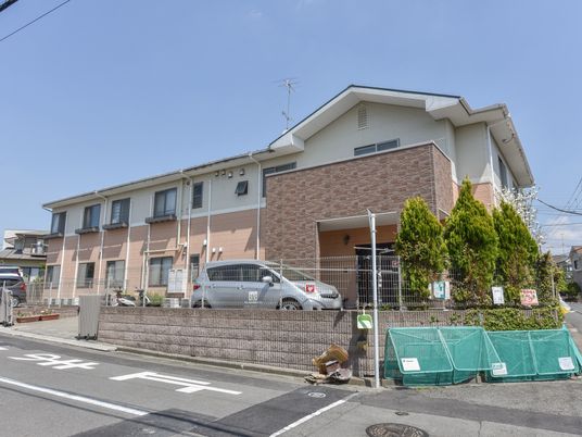 明るい外観の建物