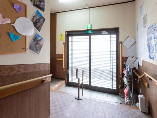 自然光の溢れる出入口