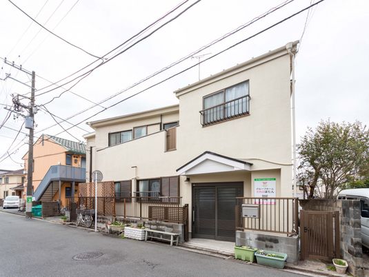 閑静な住宅街の外観