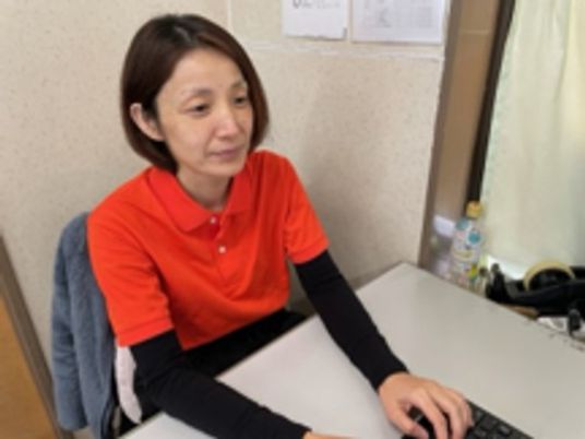 働く女性とオフィス環境