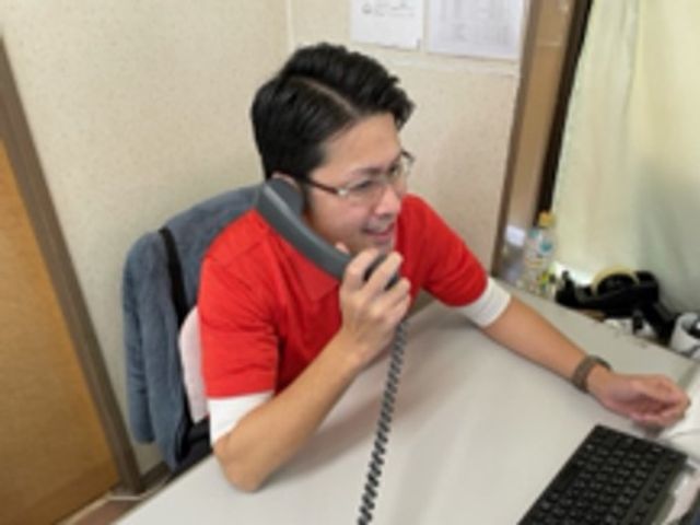 仕事中のスタッフの様子 スタッフイメージ スタッフが電話で対応している様子からは、明るく活気のある働きやすい環境が感じられます。