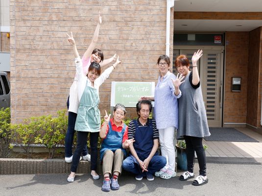 笑顔の集合写真エントランス前