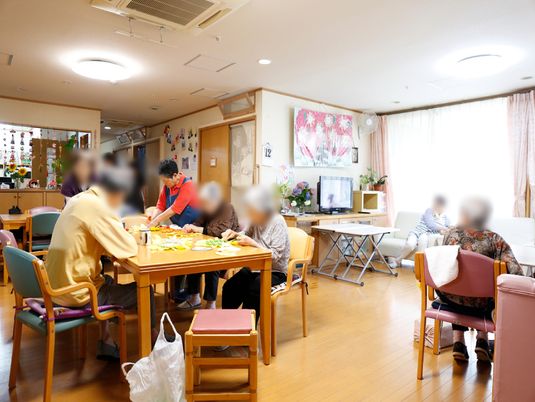 暖かな雰囲気の共有スペース