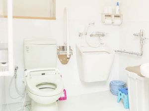 白く清潔な空間のトイレ