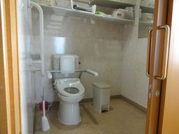 バリアフリー設計のトイレ