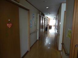 清潔な廊下とドア