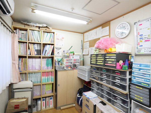 整理された事務スペース