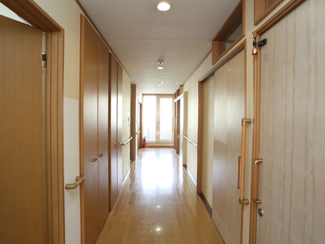 明るい綺麗な廊下 通路 ゆったりとした通路が保たれており、日々の移動も快適です。採光がたっぷりとれる設計で、落ち着いた雰囲気が醸し出されています。