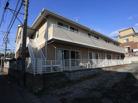 明るい外観の建物