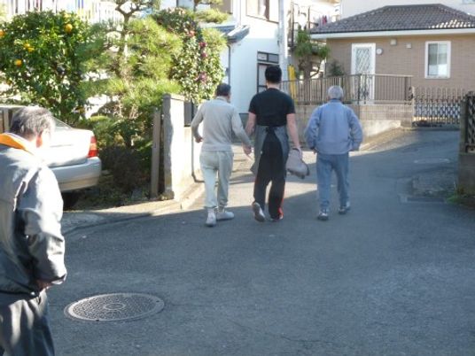 散歩する人々の後ろ姿