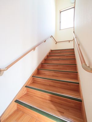 明るい木製の階段