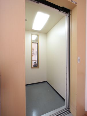 広々としたエレベーター