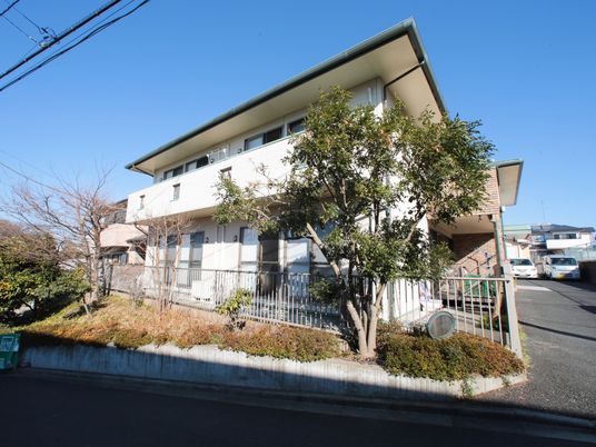 明るい日差しの居室外観