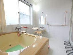 明るい浴室の設備