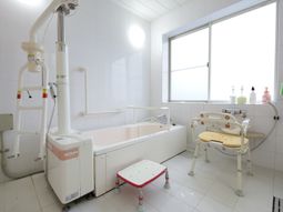 清潔感のあるバリアフリー浴室