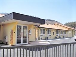 明るい外観の建物