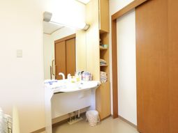 明るい清潔な洗面室