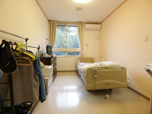 居室のケアベッドと窓