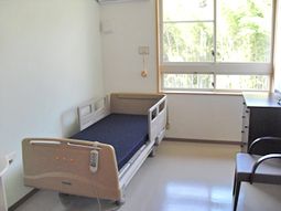 居室のベッドとチェア