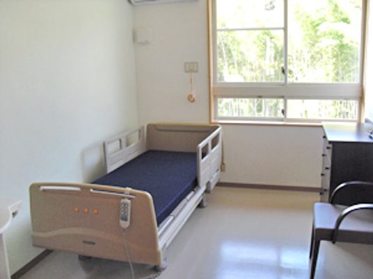 一人用のベッドと椅子が置いてある小さなワンルーム。施設内の居室の様子