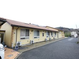 明るい外観の施設建物