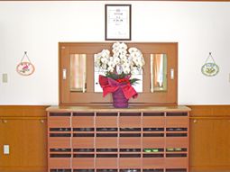 木製の郵便ポストと装飾