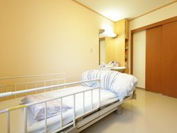 居室のベッドと洗面台