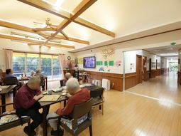 共有エリアでくつろぐシニアたち