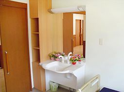 清潔感ある洗面台のある部屋