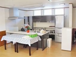 清潔なキッチンとダイニング