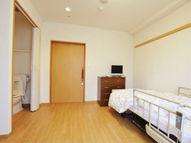 快適な居室 居室 ゆとりある居室で、落ち着いた色合いの壁と木目調の床が温もりを感じさせます。整理整頓された環境で、快適で安心した生活をサポートいたします。