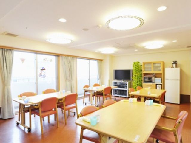 共用スペースのダイニング 食堂 ゆったりとした食事スペースで、明るく開放的な雰囲気が印象的です。キッチン隣接で温かい食事を提供する体制が整っております。