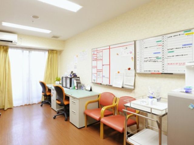 明るいスタッフルーム 健康管理室 整理されたスタッフルームで、職員同士のコミュニケーションも円滑です。情報整理にも配慮した環境で、快適に業務にあたれます。