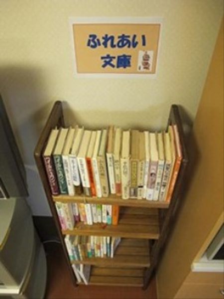 本棚と掲示物の角度