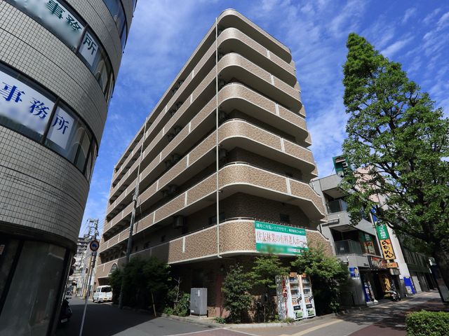 高層建物の外観 施設外観 周辺に緑があり、穏やかな環境の中に佇む建物です。通りからもアクセスしやすく、快適な就業場所をお探しの方に適しています。