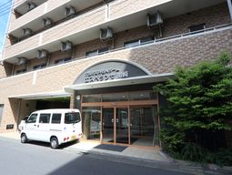 入口が映る施設の外観