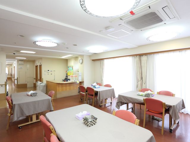 清潔感ある食堂の様子 食堂 広々とした食堂には、明るい日差しが射し込み、安堵感を提供する空間が広がっています。働く人々にとっても、快適な環境が整っています。