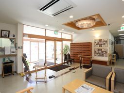 明るいロビーの様子