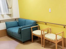 明るい休憩スペースの居室