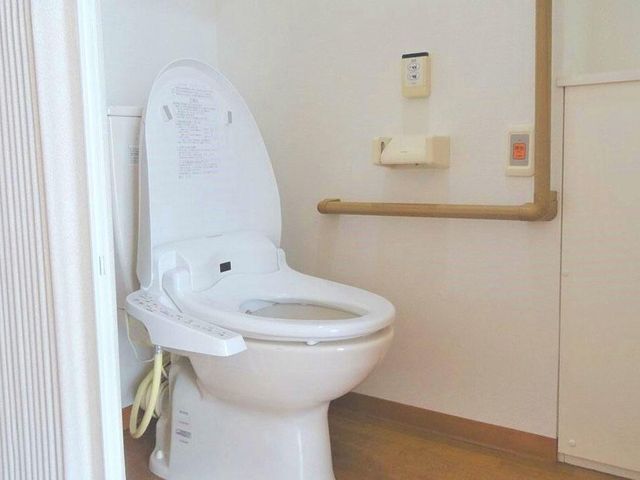 バリアフリートイレ トイレ 安全を配慮した設計のトイレです。手すりや緊急呼出しボタンが設置され、安心してご使用いただけます。