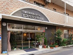 エントランス前の建物外観