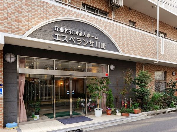 エントランス前の建物外観