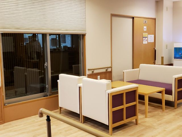 居心地の良いラウンジ空間 エントランス ゆったりとしたソファが配置されたラウンジです。ここでは、くつろぎながら交流を深めることができます。