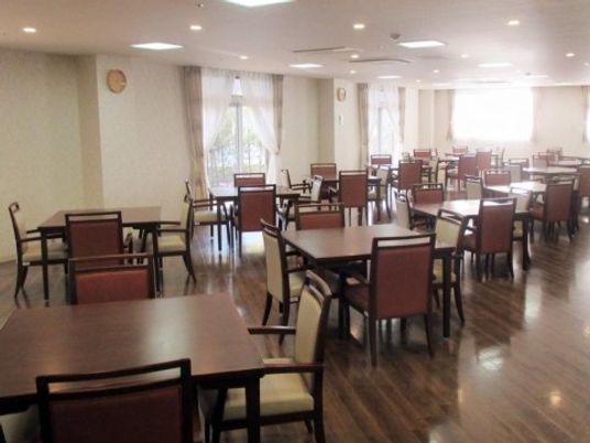 明るい食堂の居室