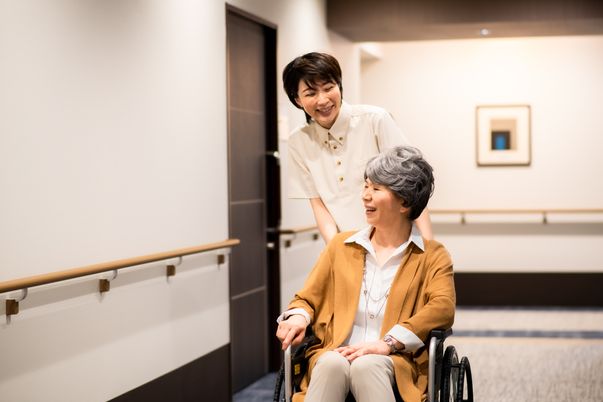 明るい廊下と笑顔の人々