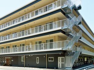 多階層のモダンな建物外観