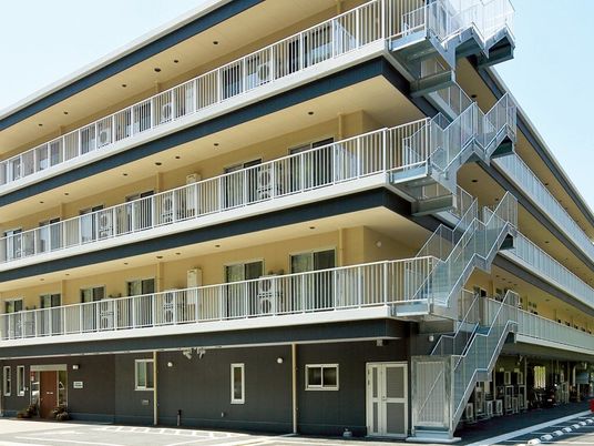 多階層のモダンな建物外観