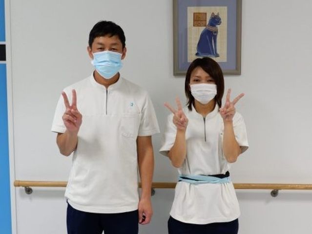 マスク姿のスタッフ2人  