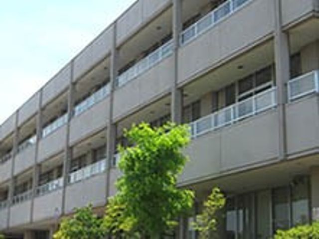モダンな雰囲気の外観 外観 施設の外観はシンプルで現代的なデザインです。緑に囲まれた心地よい環境です。
