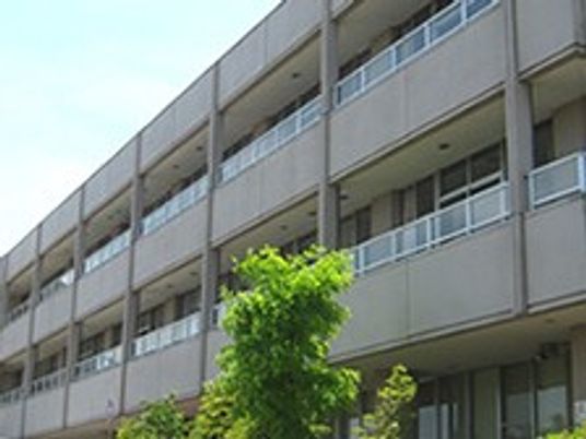 広々とした建物の外観